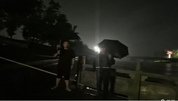 暴雨中的軒振保安427